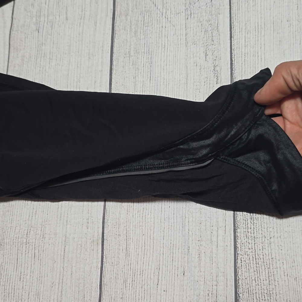 Lululemon Chase Me Crop II Black / Secret Garden Size 6 - Picture 8 of 11